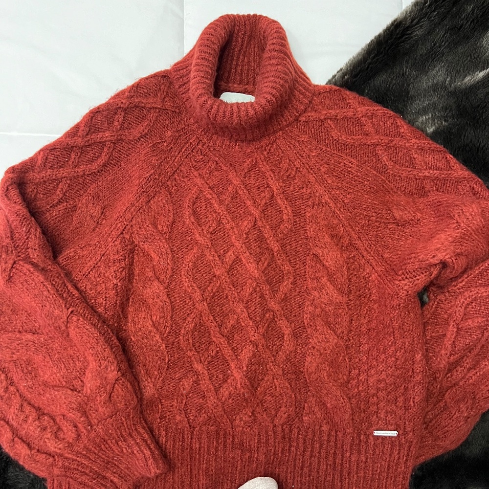 Cranberry Abercrombie and Fit h sweater size M